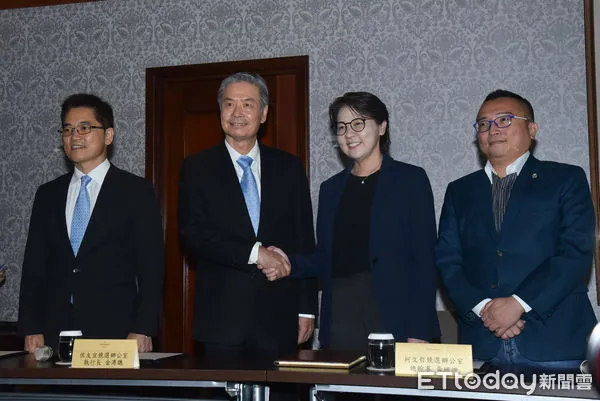 ▲金溥聰（左2）與黃珊珊（左3）在會前記者會握手。（圖／記者李毓康攝）