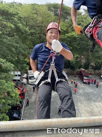 ▲台南市消防局第一救災救護大隊，14日在消防局民治廳舍，辦理山域困難地形繩索救援技巧訓練。（圖／記者林東良翻攝，下同）