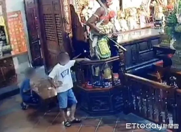 ▲陳姓兄弟檔竊賊，行竊香油錢失風被廟方發現報請市警二分局警方查獲。（圖／記者林東良翻攝，下同）