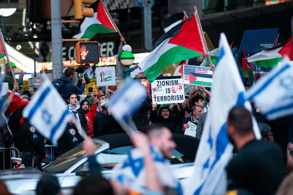 ▲▼支持巴勒斯坦與以色列的群眾在紐約街頭抗議。（圖／路透）