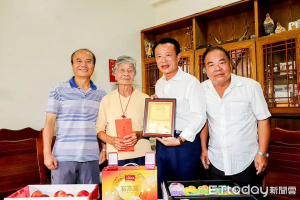 ▲▼ 翁章梁訪視百歲人瑞 贈重陽禮金與金飾   。（圖／嘉義縣政府提供）