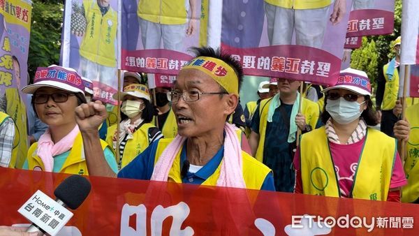 ▲「地表最強里長」陳永和，以無黨籍參選台南市第六選區立委，他率支持者徒步遊行，訴求終結政黨惡鬥。（圖／記者林東良翻攝，下同）