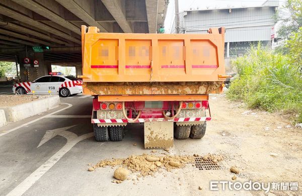 ▲國一北上桃園楊梅北上路段今天下午1時許發生大量土石掉落中、外側車道，國一警方循線在平鎮區賦梅路查獲肇事砂石車到案。（圖／記者沈繼昌翻攝）