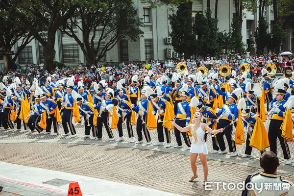 ▲▼  UCLA「純金之聲」嘉義縣府前開演 熱血表演吸引千人圍觀  。（圖／嘉義縣政府提供）