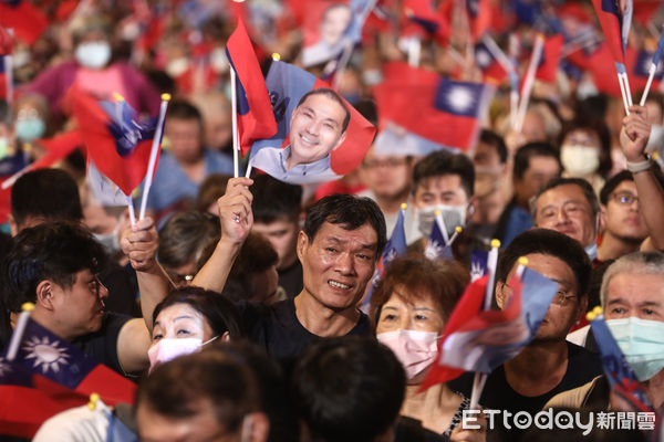 ▲國民黨總統參選人侯友宜新北總部成立大會，現場擠滿支持者。（圖／記者林敬旻攝）