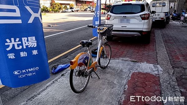 ▲▼超車不慎擦撞腳踏車騎士 台中62歲伯摔車遭聯結車輾斃，車牌打碼。（圖／記者鄧木卿翻攝）