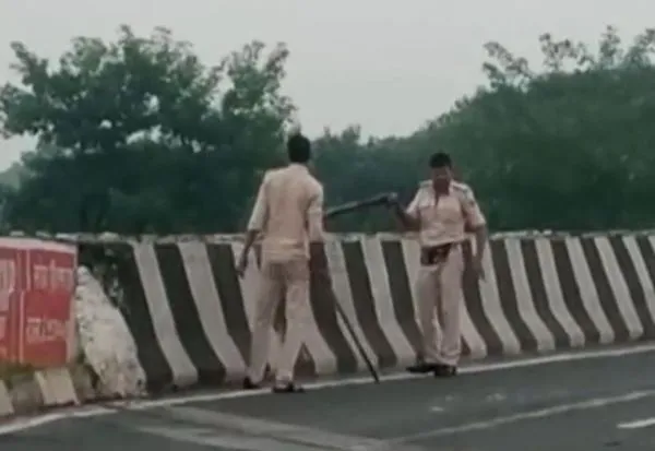 ▲▼扯！印度警處理車禍「遺體丟運河」 網轟：是警察還禽獸？。（圖／翻攝自推特）