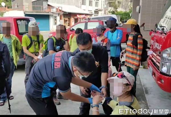 ▲▼有8名登山客14日在苗栗獅潭、三灣間「神仙縱走」山徑被蜂螫傷，其中2男3女送醫治療。（圖／記者蔡文淵翻攝）