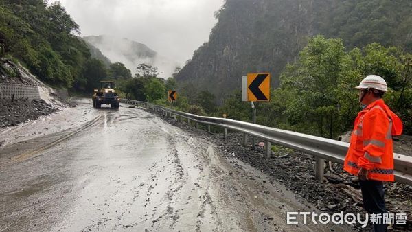 ▲中橫關原路段因受颱風影響，下邊坡不穩定，進行路基加固補強，將調整雙向交通管制措施。（圖／公路局提供）