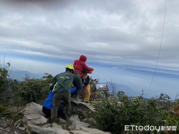 ▲消防隊員北大武山救援           。（圖／記者陳崑福翻攝）