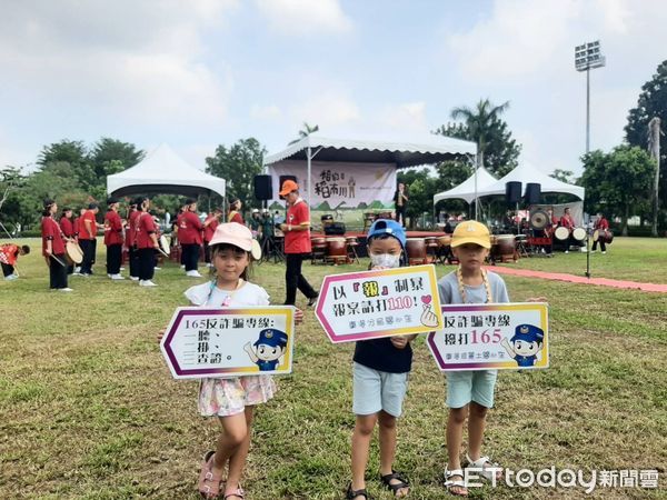 ▲東港警分局員警在彩稻藝術節現場進行反詐騙等宣導            。（圖／記者陳崑福翻攝）