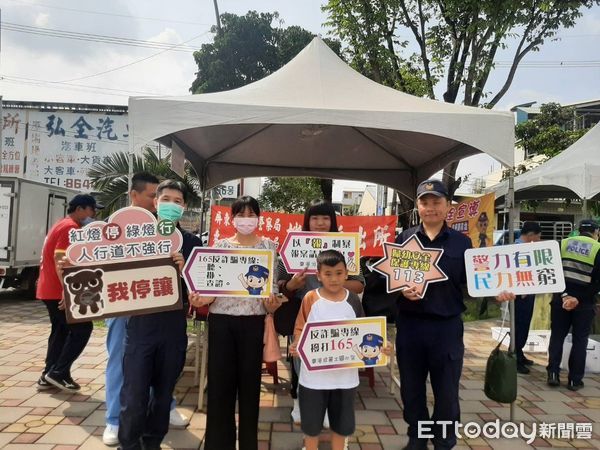 ▲東港警分局員警在彩稻藝術節現場進行反詐騙等宣導            。（圖／記者陳崑福翻攝）