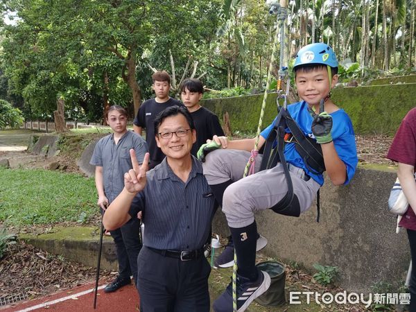 ▲▼  嘉大景觀系帶領中埔國小學子攀樹及義剪 啟動環境健康教育傳承 。（圖／中埔國小提供）