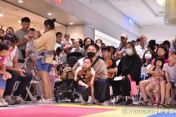 ▲▼花蓮市公所舉辦寶寶爬行比賽，共計超過一百組家庭參加。（圖／花蓮市公所提供，下同）