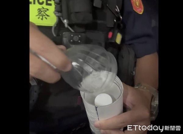 ▲台北市保大警員日前在萬華區攔檢一可疑車輛，在車上副駕座寶特瓶搜出安毒。（圖／記者張君豪翻攝）