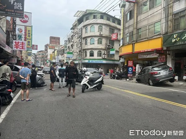 ▲▼桃園中壢龍岡路二段車禍。（圖／翻攝記者爆料網）