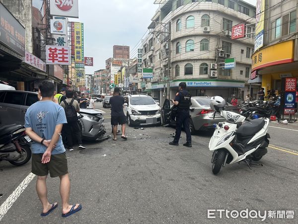 ▲▼桃園中壢龍岡路二段車禍。（圖／翻攝記者爆料網）