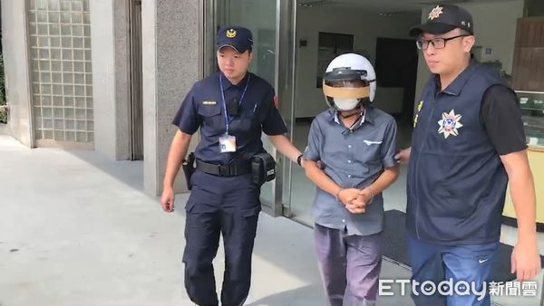 ▲航警局台北分局獲報後，警員便服喬裝旅客在場逮捕涉案楊姓車手。（圖／記者張君豪翻攝）