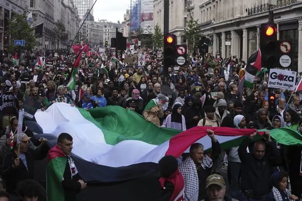 ▲▼英國倫敦市中心14日有數千名支持巴勒斯坦的示威者上街遊行。（圖／達志影像／美聯社）