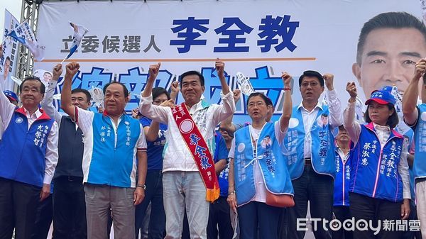 ▲前立委、前台南市議長李全教，15日於新化成立第2個立委競選總部，李全教的妻子首度現身為他站台，現場加油聲不斷。（圖／記者林東良翻攝，下同）