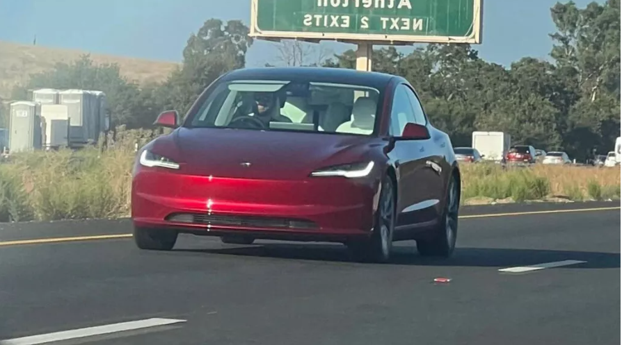 ▲北美正在籌備最新小改款特斯拉Model 3，展開路試。（圖／翻攝自《Carscoops》）