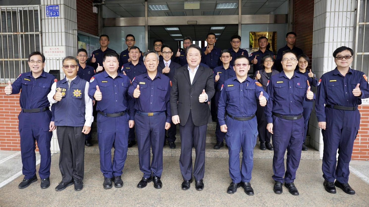 ▲內政部長林右昌親臨基隆港警總隊 慰勉同仁關心新廳舍工程進度。（圖／記者郭世賢翻攝）