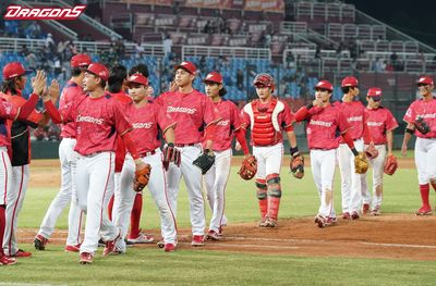 味全龍坐等今天同日奪下半季冠軍、全年第一　　