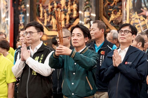 ▲▼賴清德前往籬仔內代天院、前鎮鎮南宮參香祈福，輔選立委賴瑞隆。（圖／賴清德競辦提供）