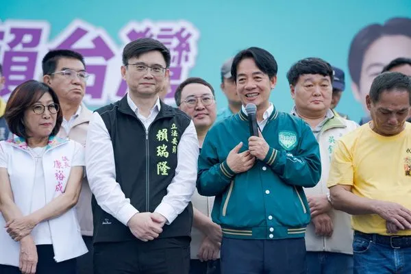 ▲▼賴清德前往籬仔內代天院、前鎮鎮南宮參香祈福，輔選立委賴瑞隆。（圖／賴清德競辦提供）