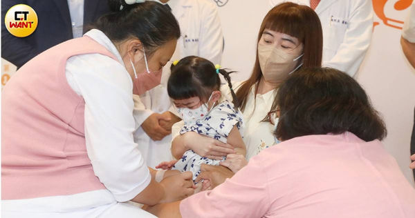 各式各樣的病毒進攻，免疫力較差的嬰幼童尤其要當心，專家建議可接種流感疫苗增強保護力。（示意圖／劉耿豪攝）