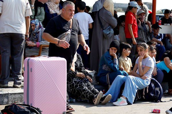 ▲▼擁有雙重國籍的巴勒斯坦人正在拉法關口外等待。（圖／達志影像／美聯社）