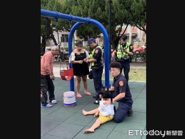 ▲6歲女童盪鞦韆腿卡座椅母急壞，警方救援脫困。（圖／民眾提供）