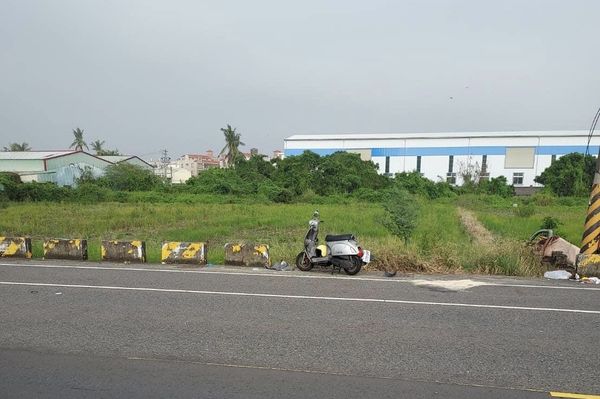 ▲▼高雄離奇車禍，男騎士昏迷，家屬跪求目擊者。（圖／翻攝爆料公社）