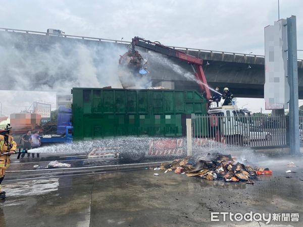 ▲▼高雄回收紙材大貨車「匝道火燒車」，消防5車8人出水線搶救。（圖／記者吳世龍翻攝）