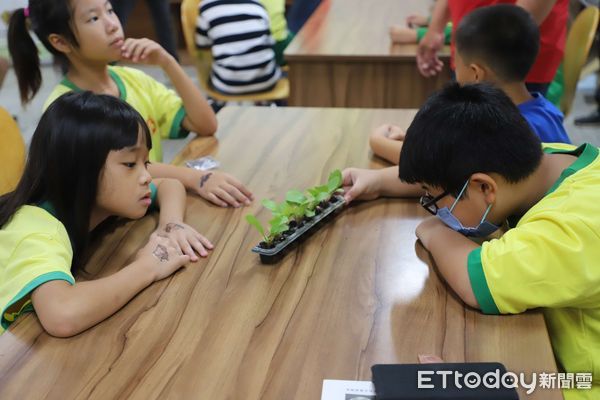 ▲雲林縣青農聯誼會與小學合作推動食農教育，介紹大埤鄉農作與農業發展，帶著孩子認識人文產業。（圖／記者蔡佩旻翻攝）