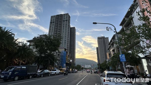 ▲▼高雄,房價,豪宅,新華荷,郭璽,御桂園林,美術館生活圈,住商不動產             。（圖／記者張雅雲攝）