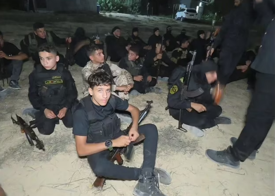 ▲▼哈瑪斯訓練年僅10至14歲的巴勒斯坦男孩持槍上場作戰。（圖／南方第一救難隊）