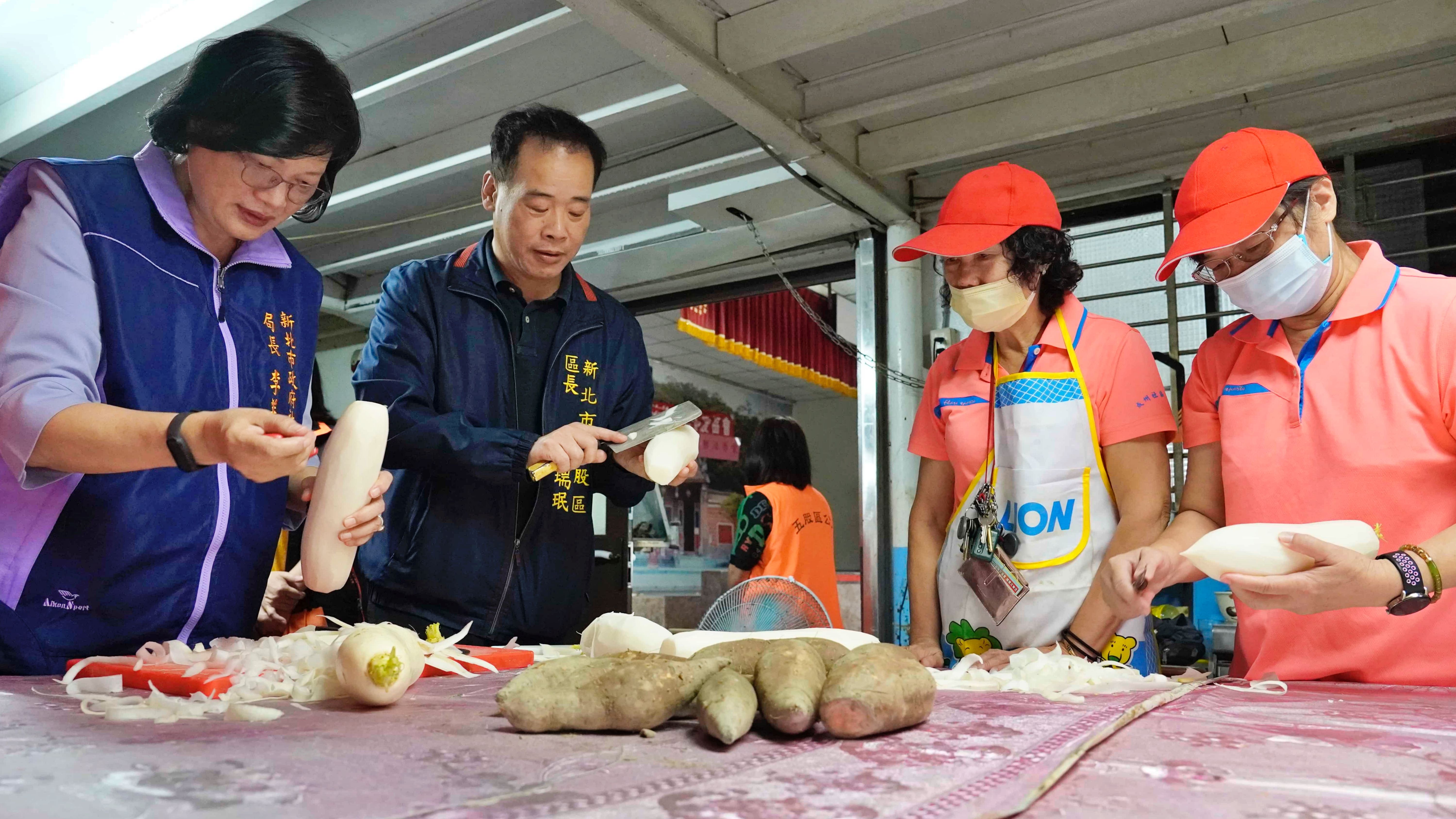 ▲新北NG醜蔬果變身餐桌佳餚 李美珍參加五股成州惜食共餐。（圖／新北市社會局提供）