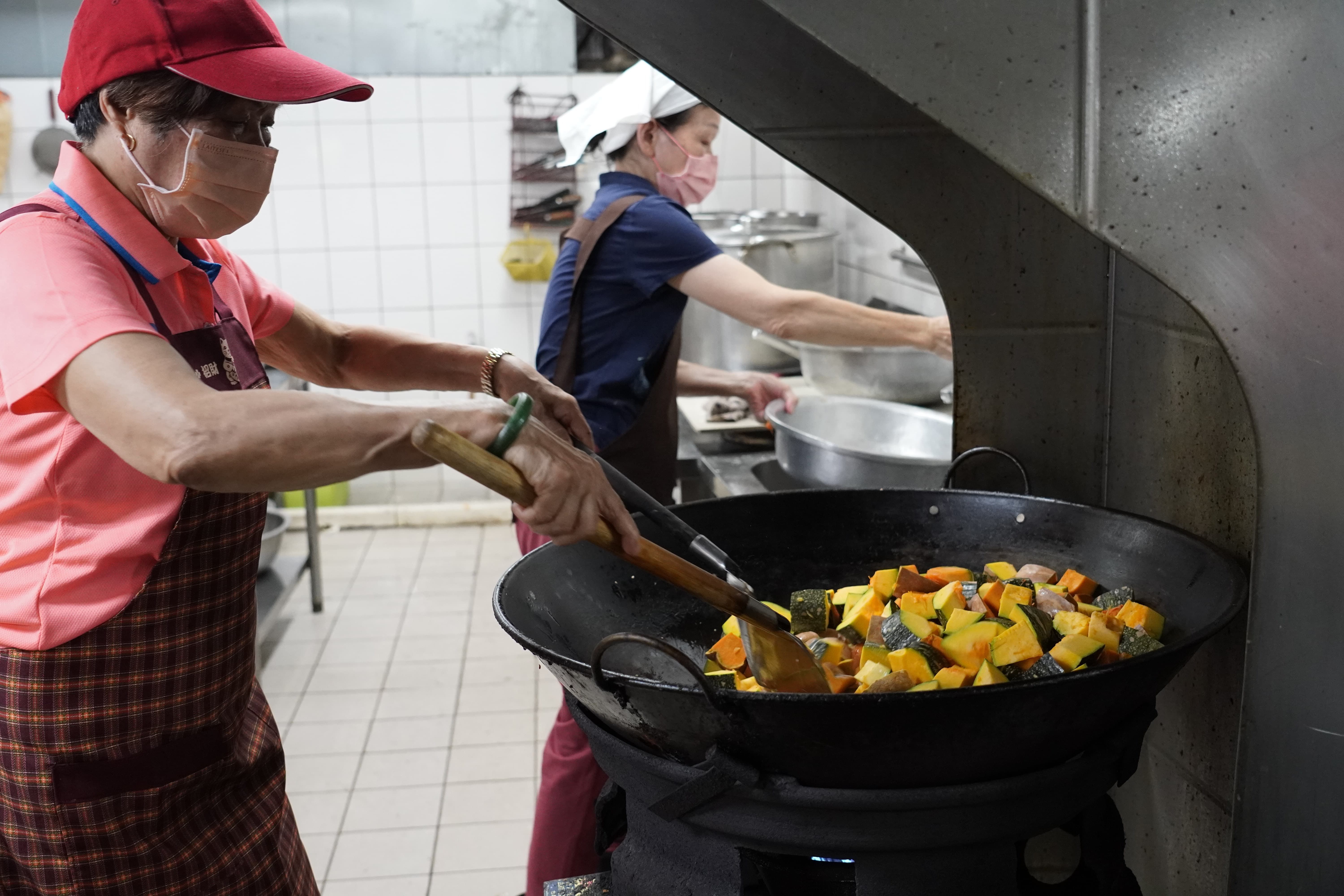 ▲新北NG醜蔬果變身餐桌佳餚 李美珍參加五股成州惜食共餐。（圖／新北市社會局提供）