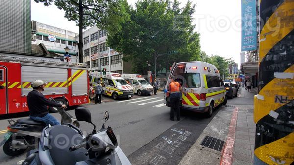 ▲▼             東湖國小舞台倒塌。（圖／記者黃彥傑攝）