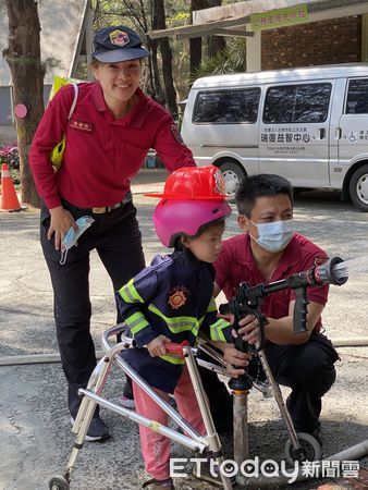 ▲台南市消防局第六大隊隊員楊雅雯，獲選行政院2023年模範公務人員。（圖／記者林東良翻攝，下同）