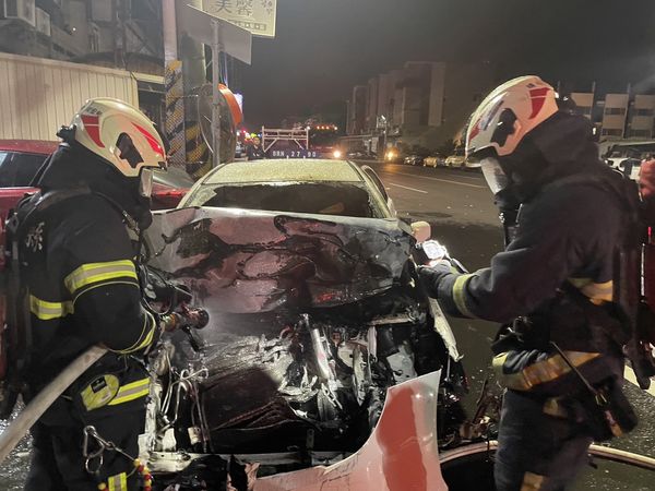 ▲彰化埔心鄉發生自撞火燒車。（圖／民眾提供）