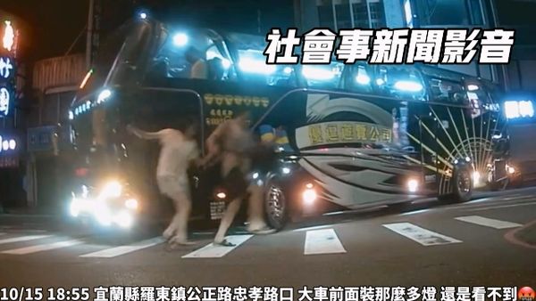 ▲▼左轉「鬼切」遊覽車差點輾過斑馬線內一對青年男女。（圖／擷取自「社會事新聞影音」，下同）