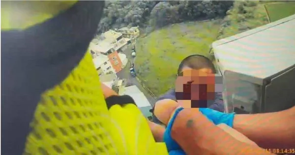 新竹市一名蔡姓男子與女友發生口角後，不慎失足摔出11樓陽台，所幸警消合力救援才倖免於難。（圖／報系資料照）