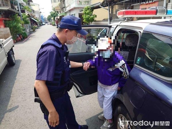 ▲屏東警分局崇蘭派出所警員張惟堡及鄭玉翔護送譚姓老翁返家             。（圖／記者陳崑福翻攝）