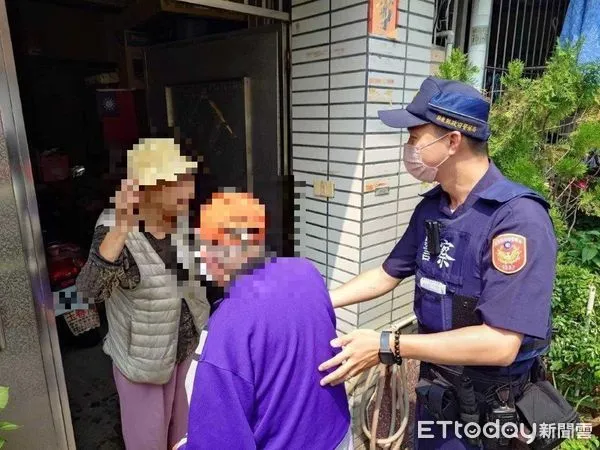 ▲屏東警分局崇蘭派出所警員張惟堡及鄭玉翔護送譚姓老翁返家             。（圖／記者陳崑福翻攝）
