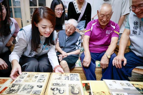 ▲新竹市長高虹安和人瑞奶奶聊家常看舊照片。（圖／新竹市政府提供）