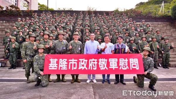 ▲慰問教召後備軍人保家衛國 謝國樑：感謝接受軍事化訓練。（圖／記者郭世賢翻攝）