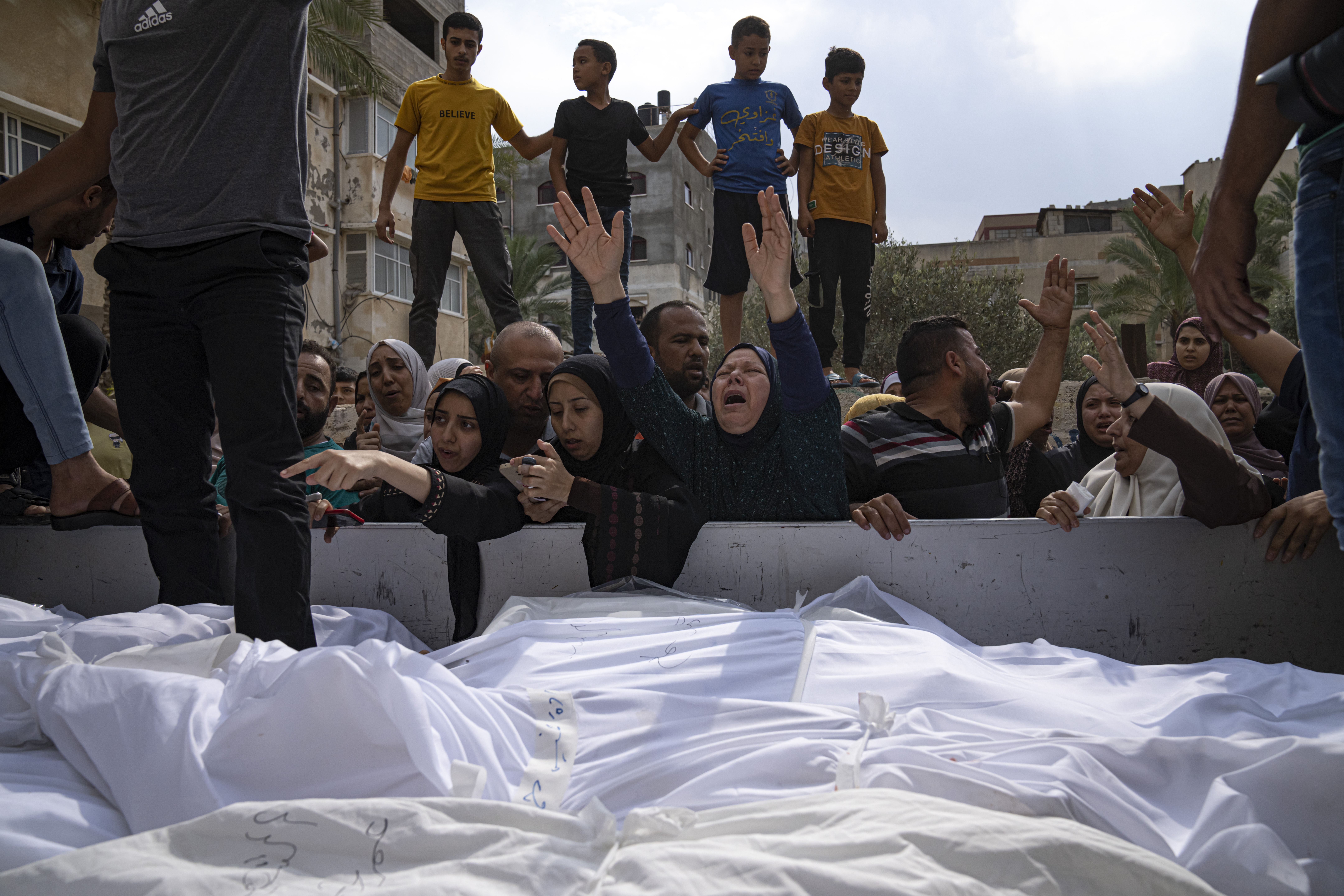 ▲▼巴勒斯坦人在加薩市（Gaza City）哭泣哀悼喪生親友。以巴衝突，巴勒斯坦，以色列，加薩走廊。（圖／達志影像／美聯社）。