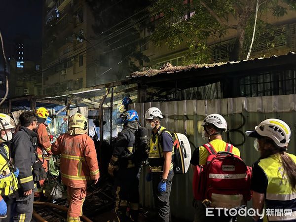 ▲新北板橋陽明街鐵皮屋火警，7旬婦人葬生火窟。（圖／記者陸運陞翻攝）